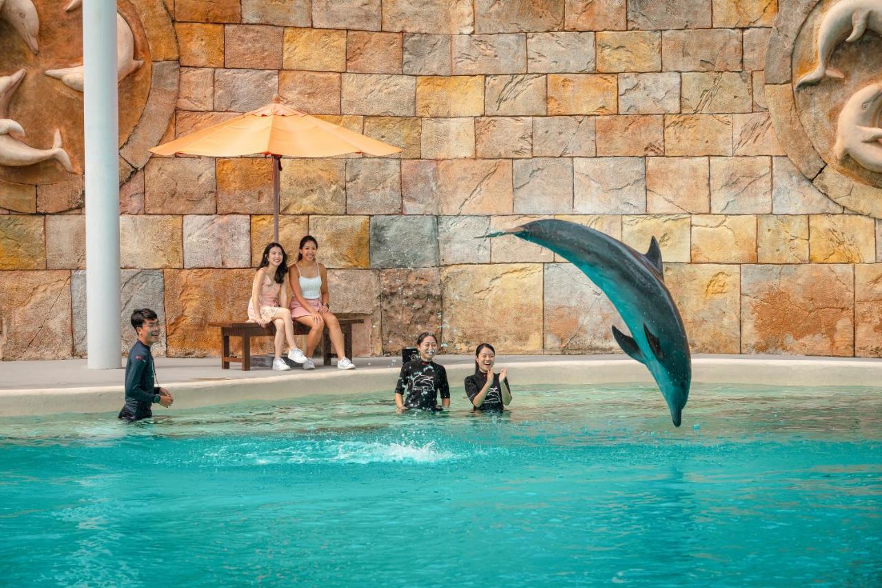Resorts World Sentosa - Hotel Szingapúr Kültér fotó Dolphin show at Ocean Park