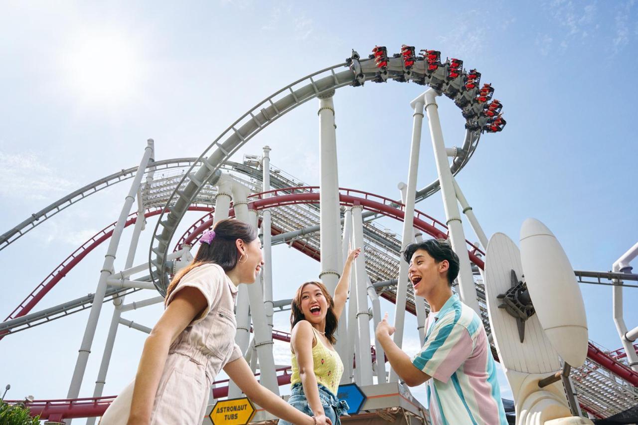 Resorts World Sentosa - Hotel Szingapúr Kültér fotó Visitors at the Dragon roller coaster