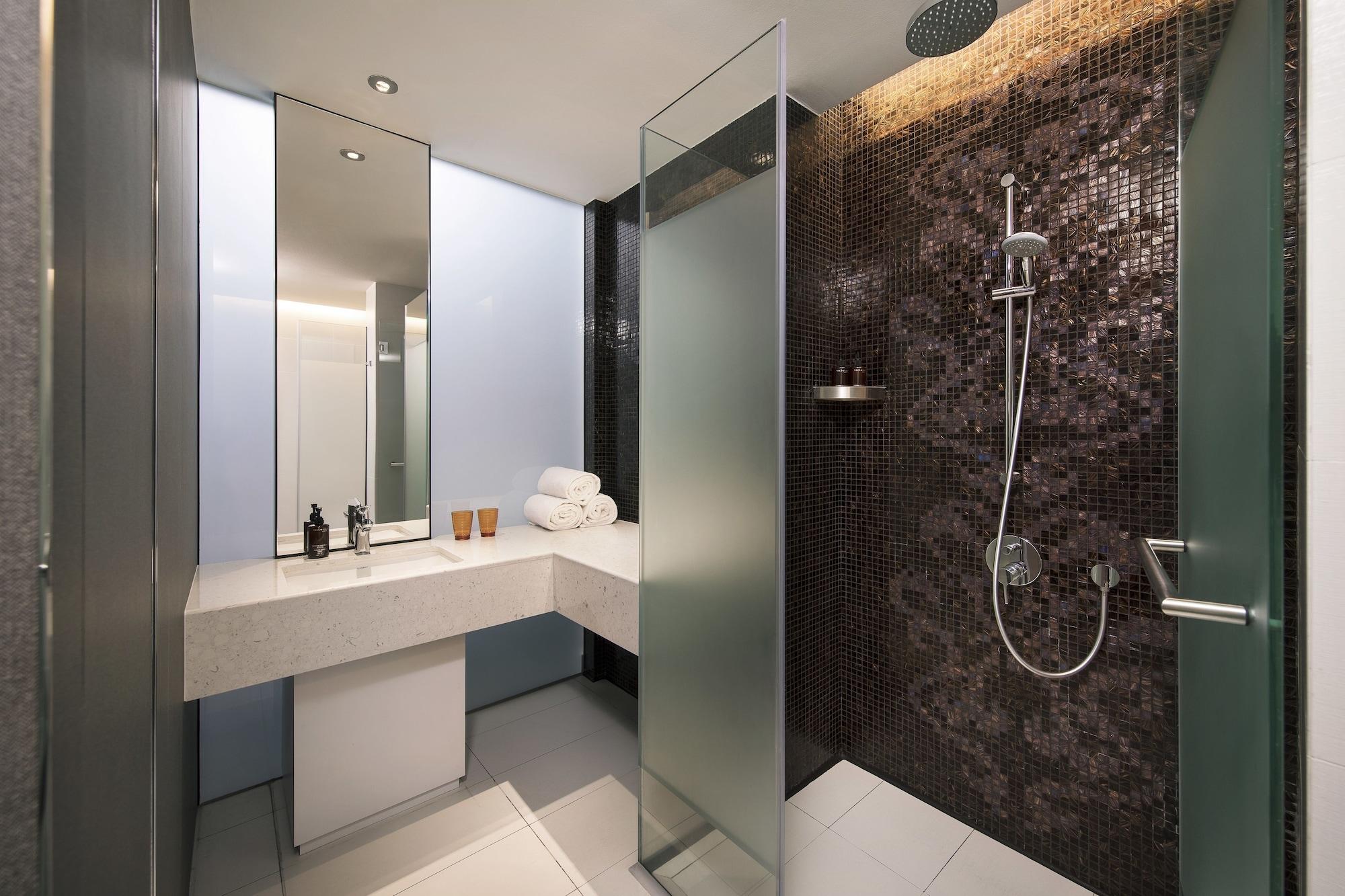 Resorts World Sentosa - Hotel Szingapúr Kültér fotó A shower with a sliding door