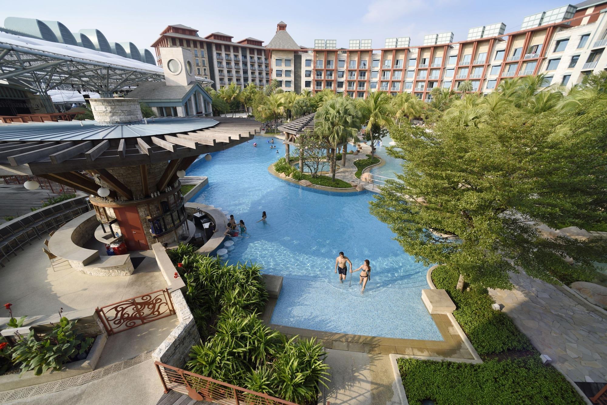 Resorts World Sentosa - Hotel Szingapúr Kültér fotó The pool at the resort