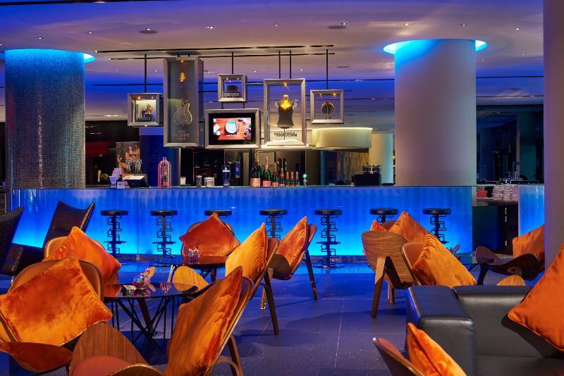 Resorts World Sentosa - Hotel Szingapúr Kültér fotó The bar at the hotel