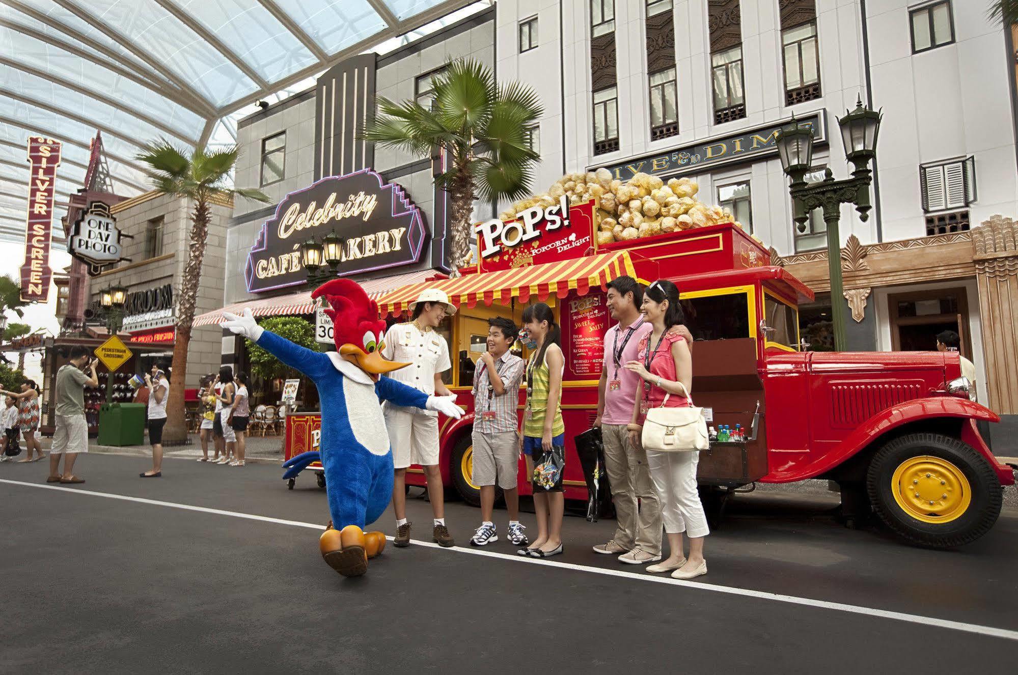 Resorts World Sentosa - Hotel Szingapúr Kültér fotó The POPS truck at Universal Studios Singapore